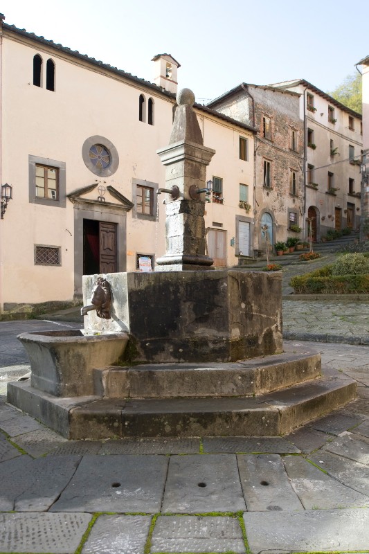 Bott. lucchese sec. XIII-XIX, Fontana ottagonale in pietra arenaria