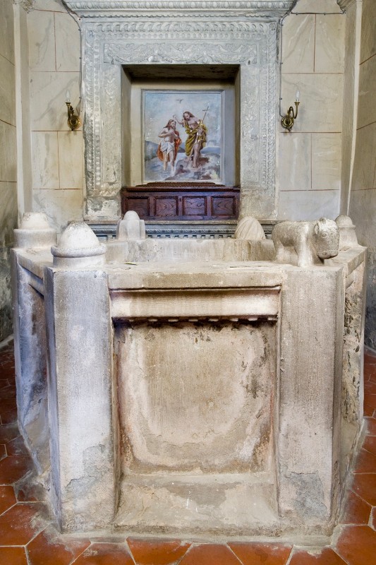 Bottega toscana sec. XI, Fonte battesimale a sezione esagonale con decorazioni