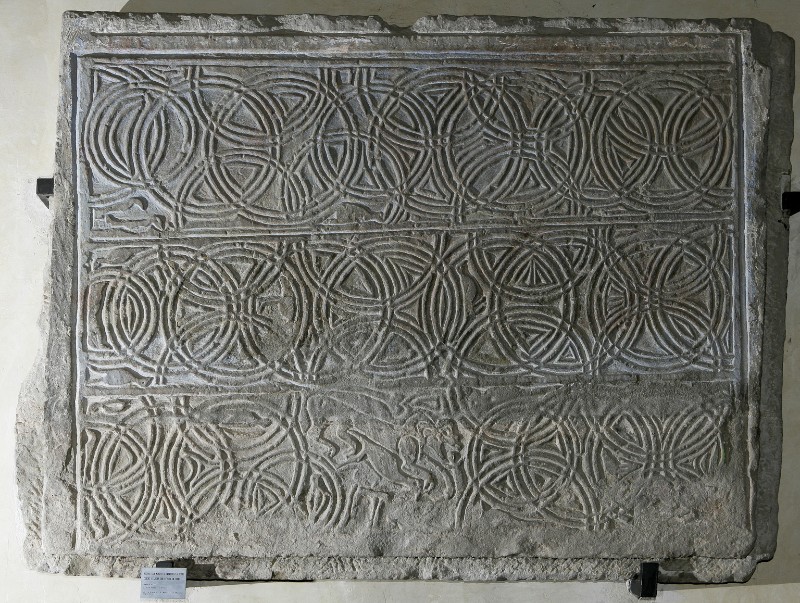 Maestranze toscane sec. VIII, Pluteo in pietra arenaria
