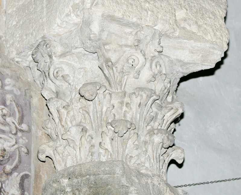 Maestranze Italia centrale sec. V, Capitello in marmo scolpito 4/4