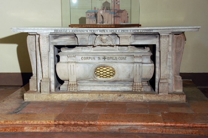 Carrà G. B. (1615), Altare marmoreo con spoglie di Sant'Opilio