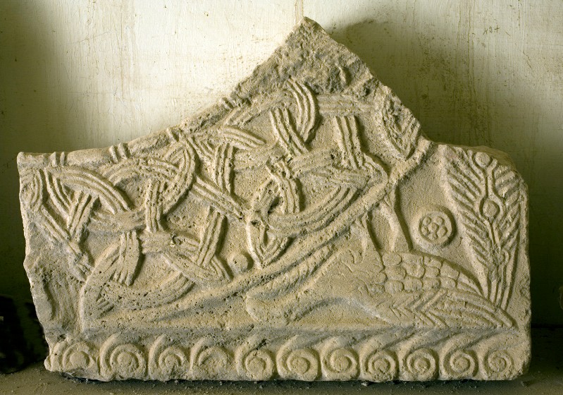 Bottega umbra secc. VIII-IX, Frammento di ciborio con pavone