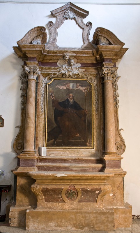 Bottega laziale (1673), Altare con timpano spezzato