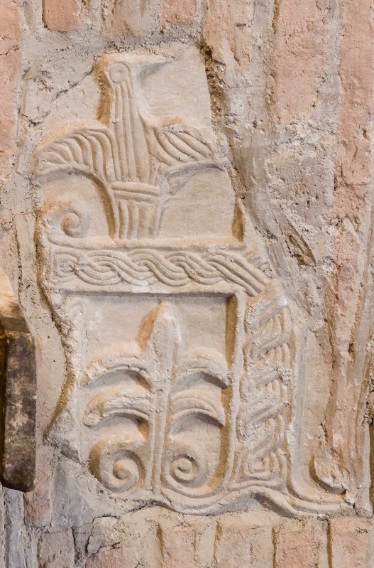 Bottega romana sec. IX, Frammento di pluteo con croce, palma e uccello