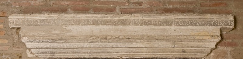 Bottega otricolana sec. VI, Mensa d'altare con iscrizione