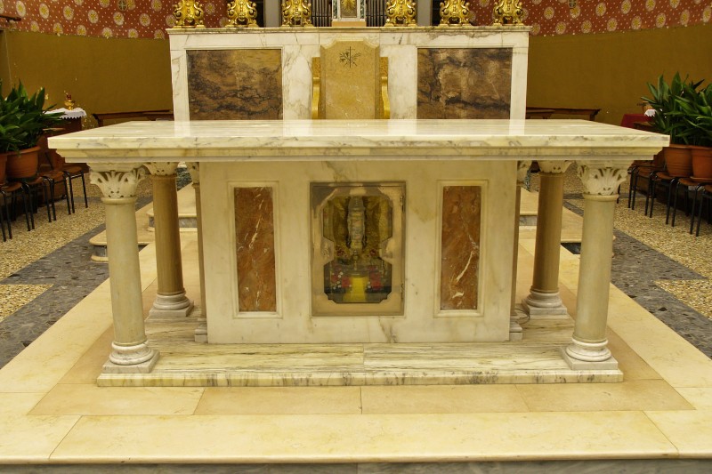 Maestranze romagnole sec. XX, Altare al popolo con mensa a quattro colonne