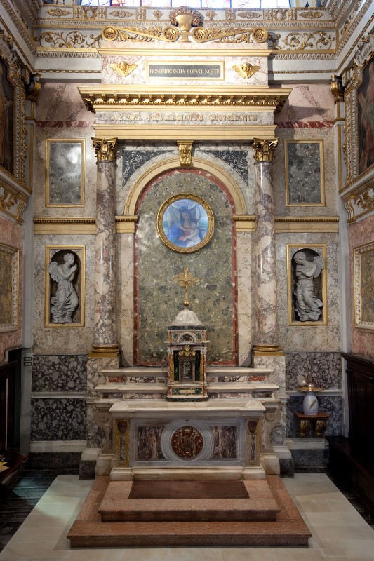 Tomba P. sec. XIX, Altare laterale della Madonna del popolo