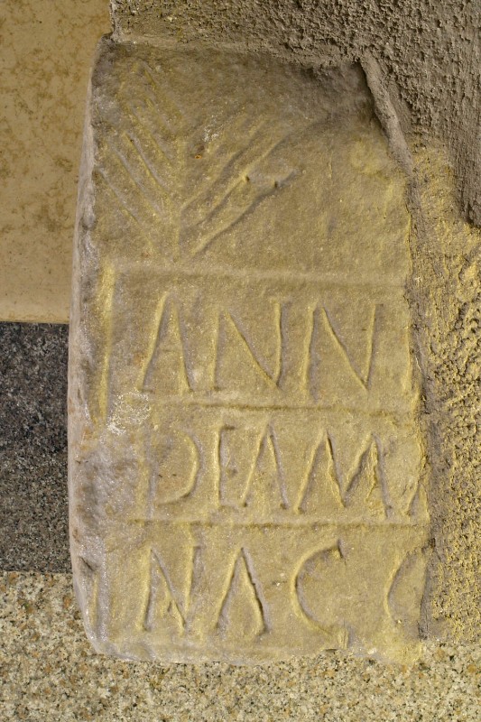 Bottega italiana sec. V, Frammento di stele funeraria con iscrizione