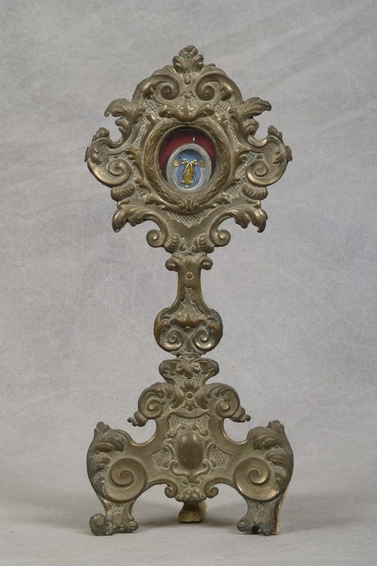 Argentiere italiano sec. XIX, Reliquiario a ostensorio con volute e scudo liscio
