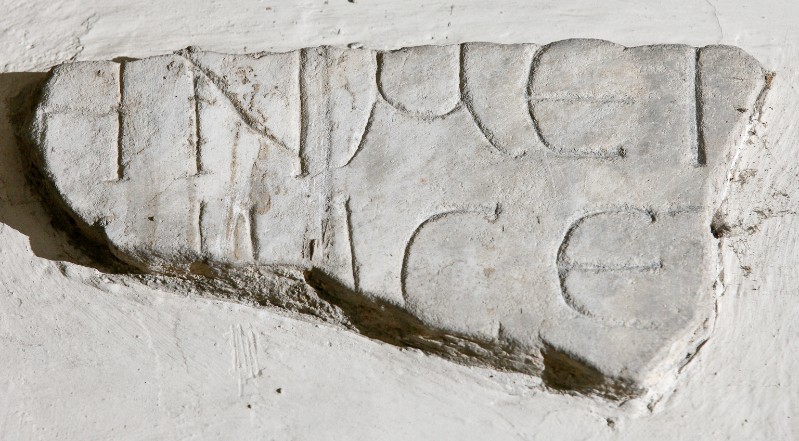 Bottega toscana sec. V, Frammento di lapide sepolcrale con iscrizione in greco