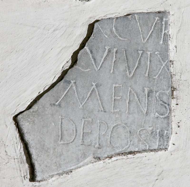 Bottega toscana sec. V, Frammento di lapide con iscrizione in latino