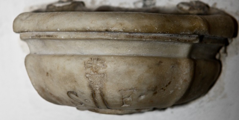 Bottega fiorentina sec. XVII, Acquasantiera a muro con emblema di Santa Felicita