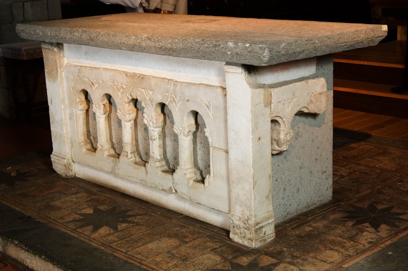 Maestranze laziali sec. VIII-IX, Altare maggiore in marmo scolpito e basalto