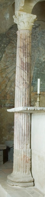 Maestranze laziali sec. VII, Colonna composita in marmo rosso venato 3/4