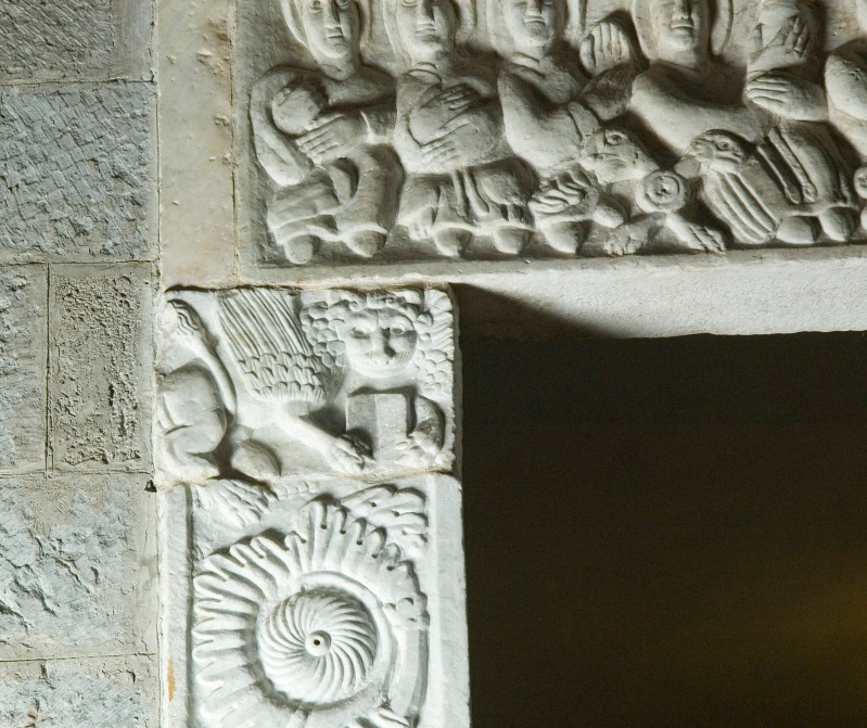 Maestranze dell'Italia centr. sec. XI, Capitello di portale in marmo bianco 1/2