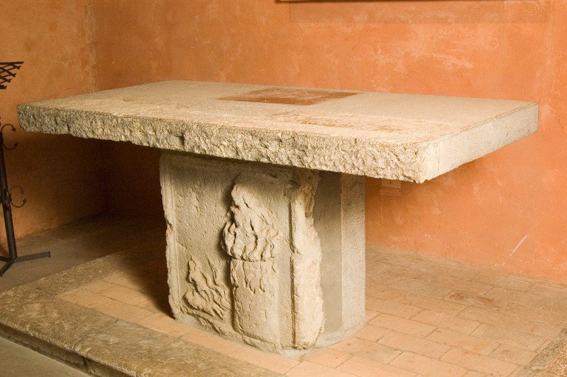 Bott. dell'Italia centr. sec. V, Altare in pietra scolpita