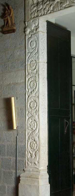 Maestranze dell'Italia centr. sec. XI, Stipite di portale in marmo bianco 1/2