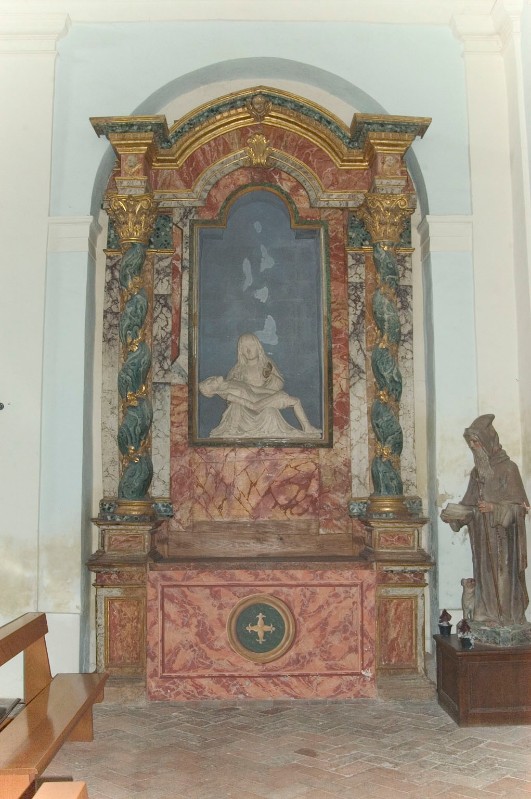 Bott. umbra sec. XVII, Altare laterale con scultura in pietra della Pietà