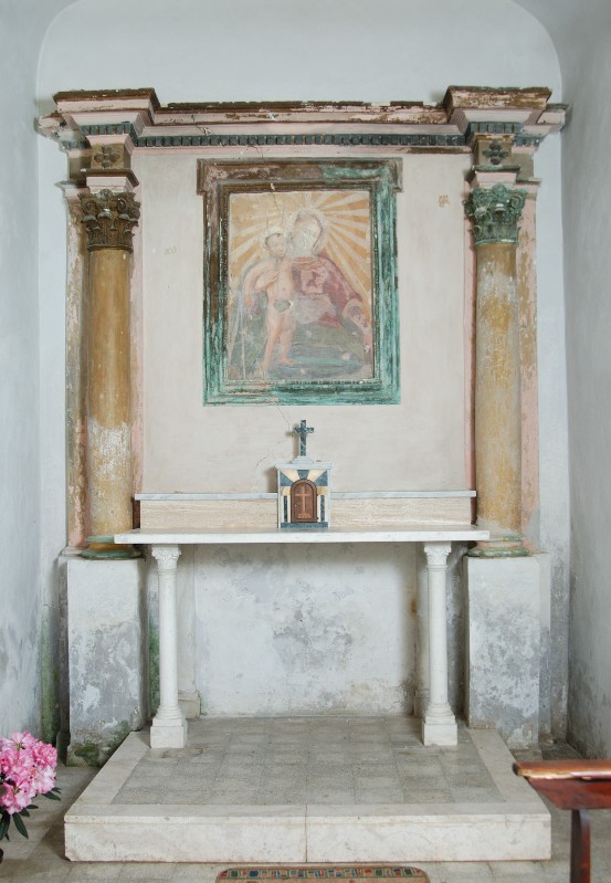 Bott. dell'Italia centr. sec. XX, Altare con affresco raffigurante la Madonna
