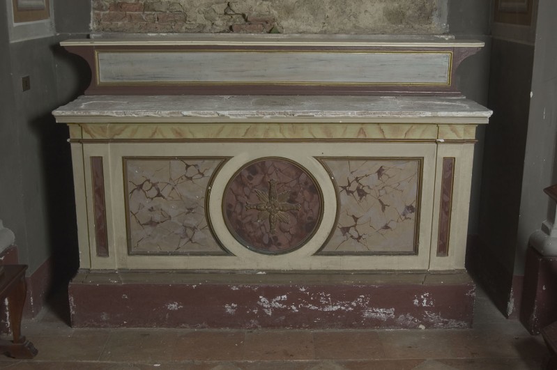 Maestranze umbre sec. XVIII, Altare in muratura con gradino in legno