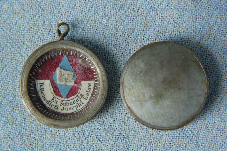 Bott. umbra sec. XIX, Reliquiario a medaglione argentato con reliquia