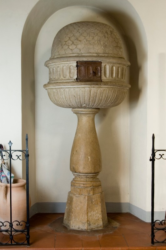 Bott. dell'Italia centr. (1594), Fonte battesimale in pietra scolpita