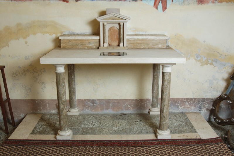 Bott. umbra sec. XX, Altare in marmo con colonnine