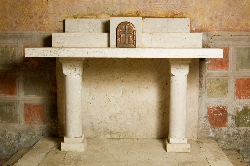 Maestranze umbre sec. XX, Altare laterale in travertino scolpito