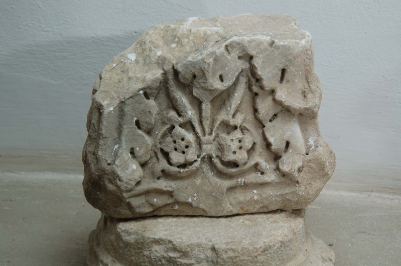 Ambito romano sec. III, Frammento in pietra con fiori