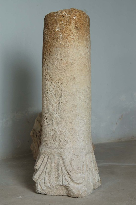 Ambito romano sec. V, Frammento di colonna con capitello a foglie 2/2