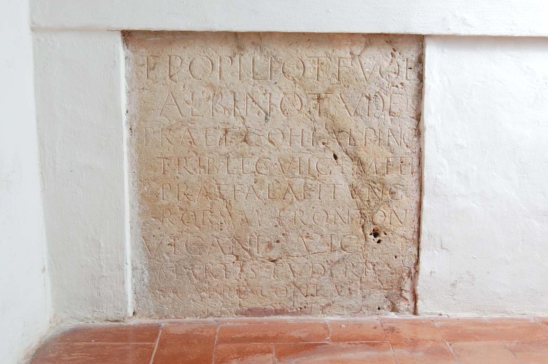 Bott. romana sec. IV, Lastra con iscrizione incisa