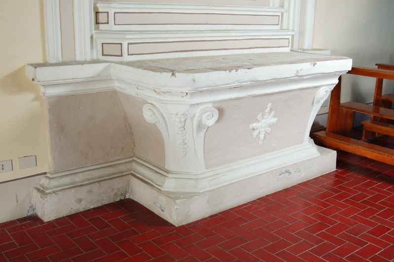 Maestranze umbre sec. XVIII, Altare laterale in muratura intonacata e dipinta