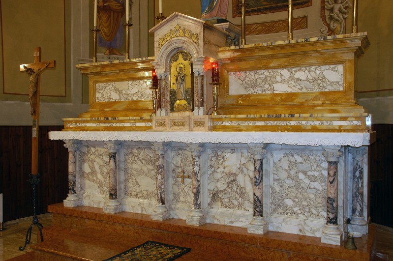 Bott. piacentina (1952), Altare maggiore in marmo con colonnine