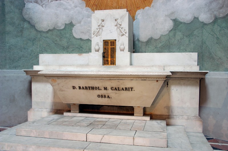 Tomba A.-Rocchi A. (1810), Altare in marmo della Madonna del rosario
