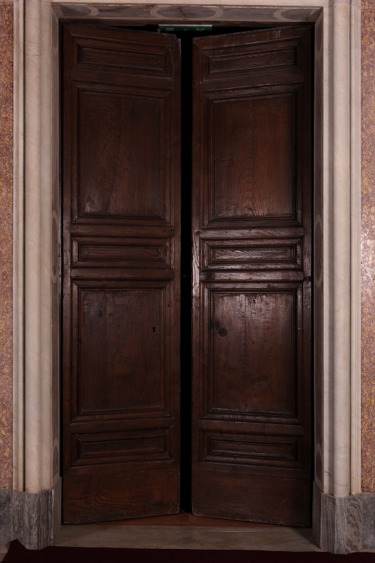 Bott. napoletana metà sec. XVII, Porta a due battenti in legno scolpito