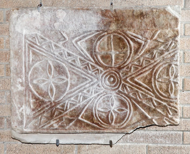 Ambito Italia centrale sec. VIII, Bassorilievo con specchiature triangolari