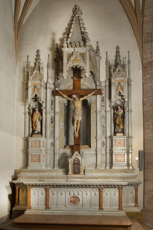 Paor E.-Dori G. (1906), Altare laterale del crocifisso
