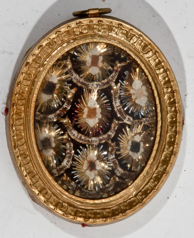 Bottega toscana sec. XIX, Reliquiario ovale in metallo sbalzato