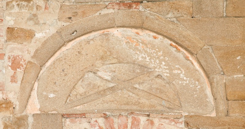 Maestranze toscane sec. XI, Bassorilievo con croce di Sant'Andrea