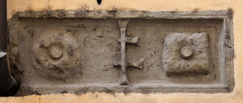 Maestranze fiorentine sec. XIII, Bassorilievo con stemma dell'Arciconfraternita