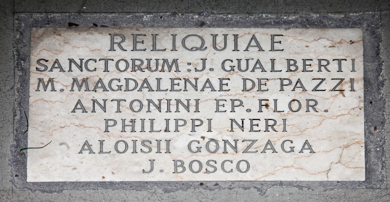 Ambito italiano (1978-1979), Epigrafe marmorea con iscrizione