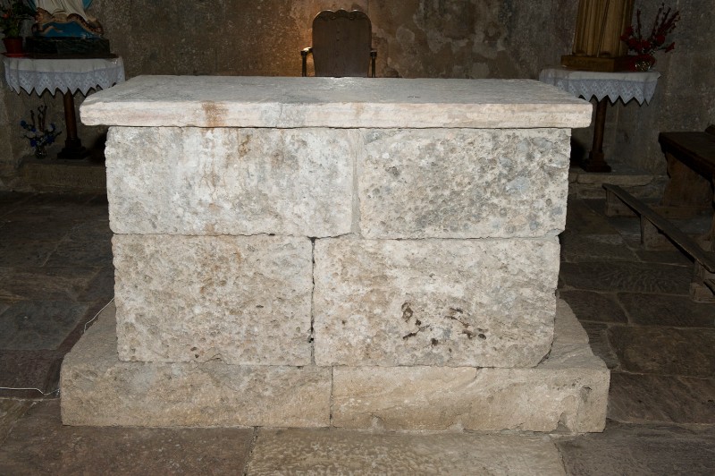 Maestranze toscane sec. XI, Altare formato da blocchi monolitici parallelepipedi