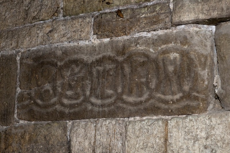 Ambito toscano secc. X-XI, Concio in pietra decorato con motivi geometrici