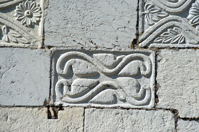 Maestranze italiane sec. XI, Bassorilievo con steli sinuosi contrapposti