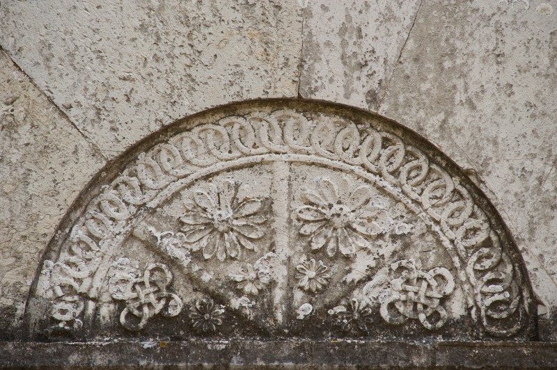 Maestranze italiane sec. XI, Lunetta con motivi intrecciati e fiori