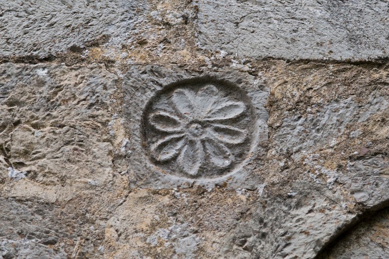 Maestranze toscane sec. XI, Bassorilievo con rosetta in pietra
