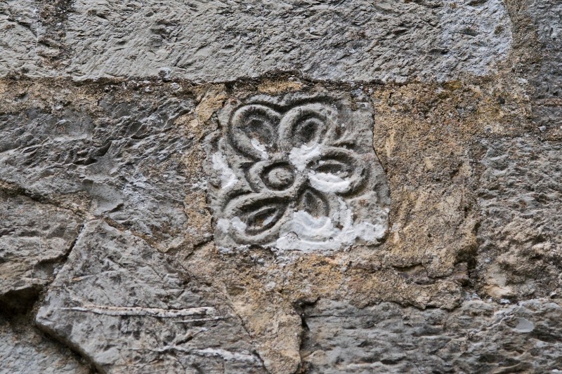 Maestranze toscane sec. XI, Formella in pietra calcarea scolpita con rosetta