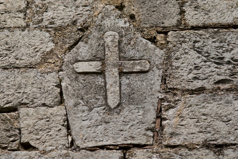 Maestranze toscane sec. XI, Formella in pietra con croce in rilievo