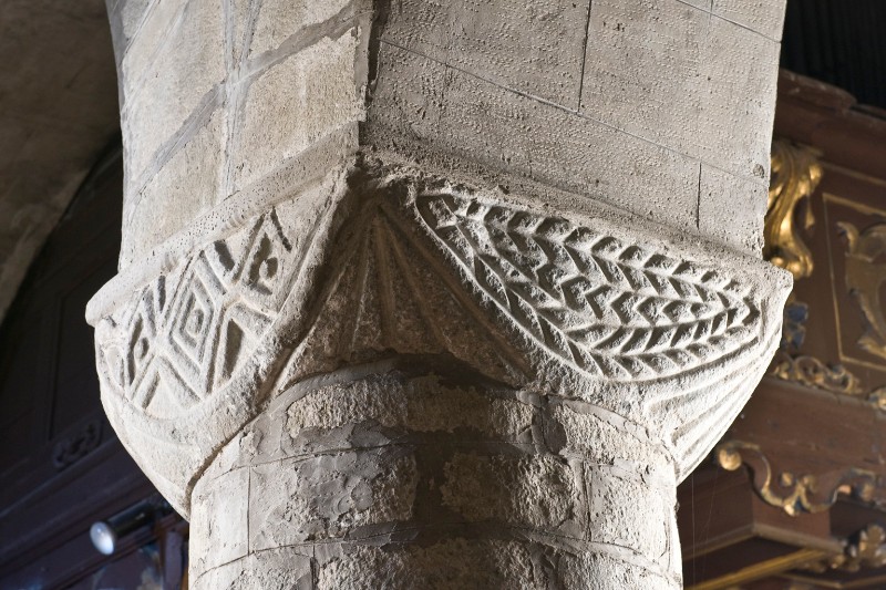 Bott. lucchese sec. XI, Capitello in pietra con losanghe e nastri a treccia