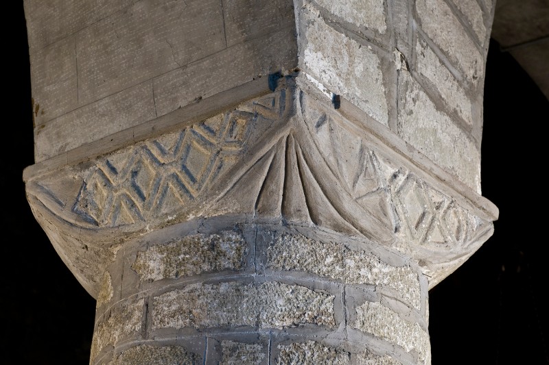 Bott. lucchese sec. XI, Capitello in pietra serena con disegni geometrici